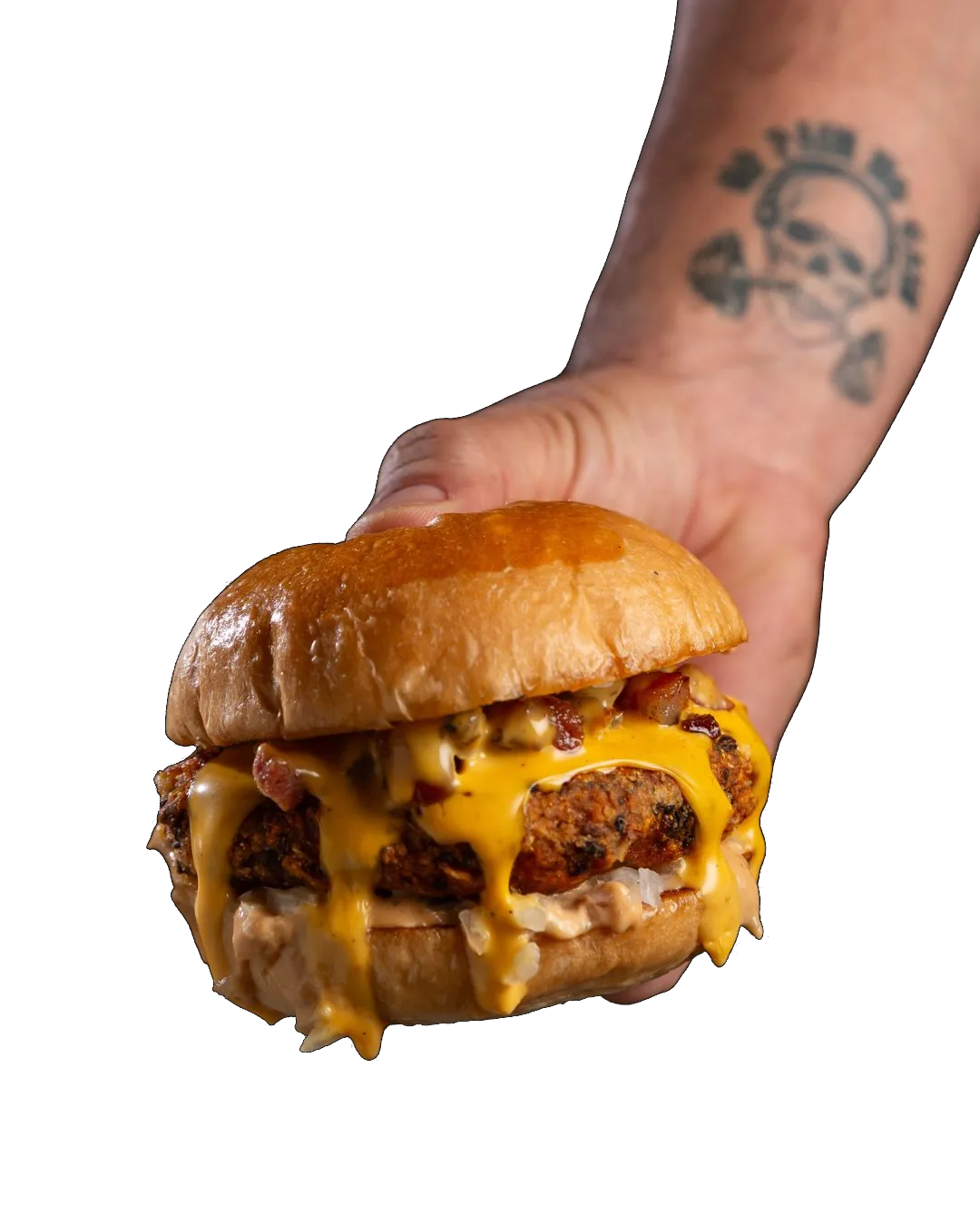 Mão estendendo um burger artesanal com cheddar derretendo